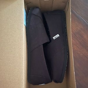SOLD Women’s TOMs like new black on black size 8